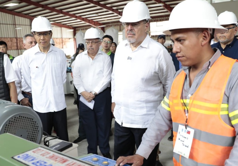 Presidente Arévalo visita centro de procesamiento de bambú apoyado por Taiwán