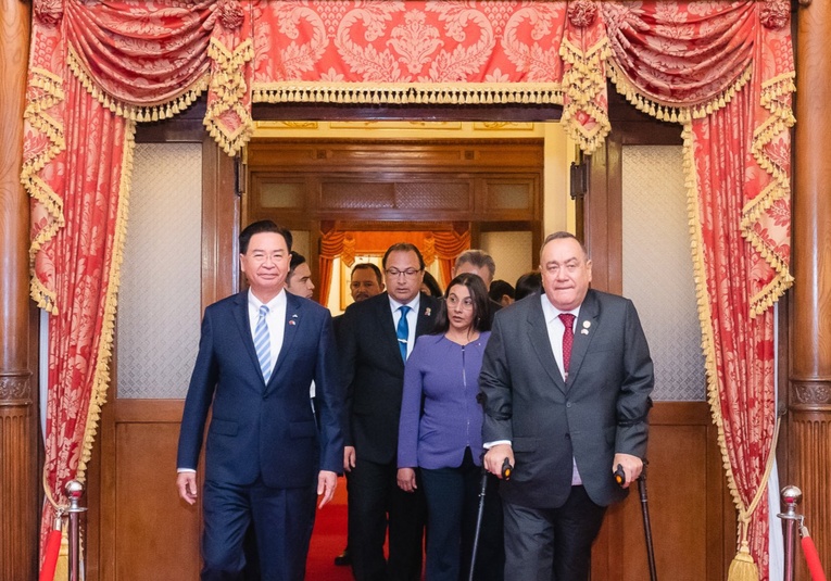Presidente de Guatemala llega en visita oficial a Taiwán presidente-de-guatemala-llega-en-visita-oficial-a-taiw-n-105155-105352.jpg
