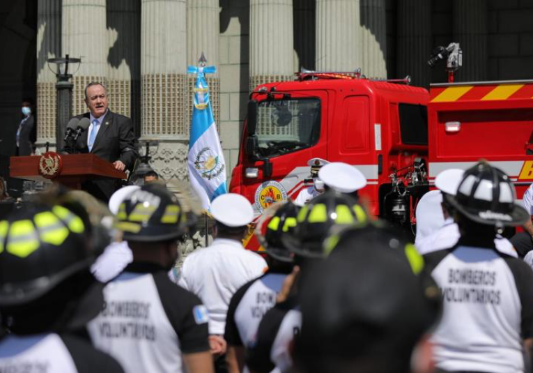 Presidente Giammattei participó en la entrega de unidades al Benemérito Cuerpo Voluntario de Bomberos