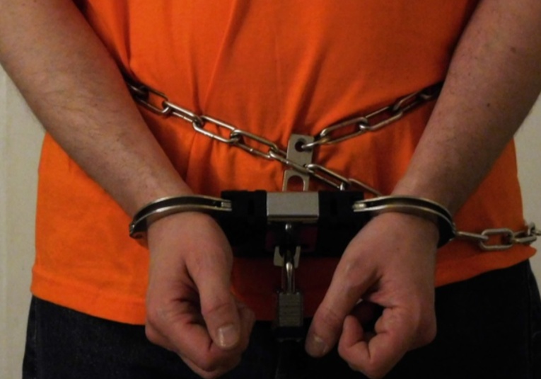 Privados de libertad deberán usar grilletes en pies y manos durante traslados a tribunales y hospitales privados-de-libertad-deber-n-usar-grilletes-en-pies-y-manos-durante-traslados-a-tribunales-y-hospitales-151140-151253.jpg