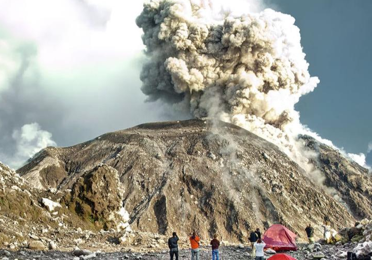 Prohíben ascensos al volcán Santiaguito por alto riesgo eruptivo