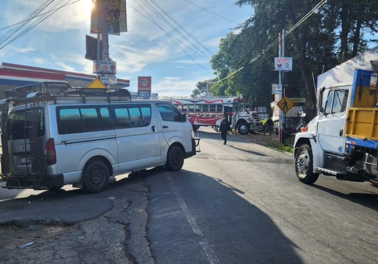 Protesta de transportistas en Quiché afecta la movilidad y genera contratiempos protesta-de-transportistas-en-quiche-afecta-la-movilidad-y-genera-contratiempos-125425-125438.jpg