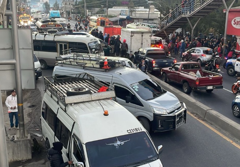 Protestas de transportistas generan bloqueos en cinco tramos clave del país este lunes