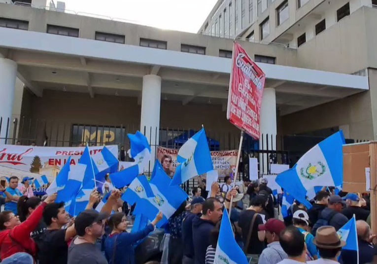 Protestas frente al Ministerio Público cumplen 36 días exigiendo la renuncia de funcionarios clave protestas-frente-al-ministerio-publico-cumplen-36-dias-exigiendo-la-renuncia-de-funcionarios-clave-172935-173305.jpg