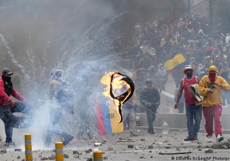 Protestas indí­genas en Ecuador dejan 18 policí­as desaparecidos tras ataque protestas-indigenas-en-ecuador-dejan-18-policias-desaparecidos-tras-ataque-064836-064849.jpg