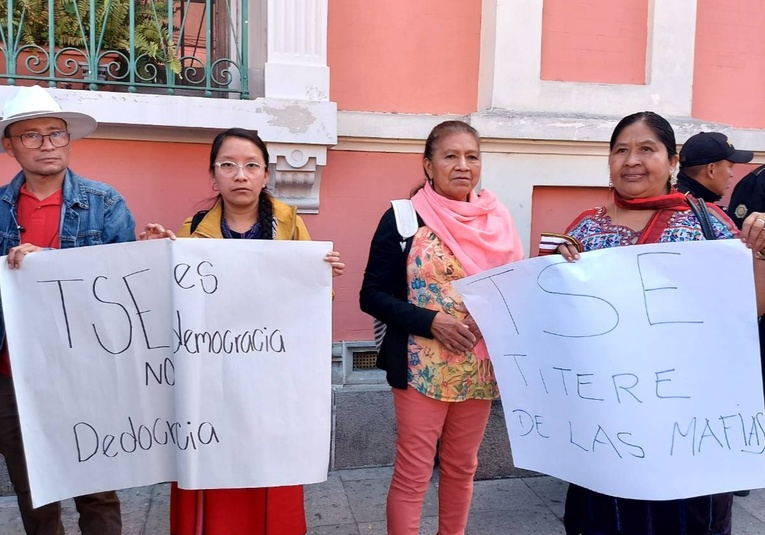 Protestas y recurso de nulidad por rechazo al binomio MLP protestas-y-recurso-de-nulidad-por-rechazo-al-binomio-mlp-115923-120059.jpg