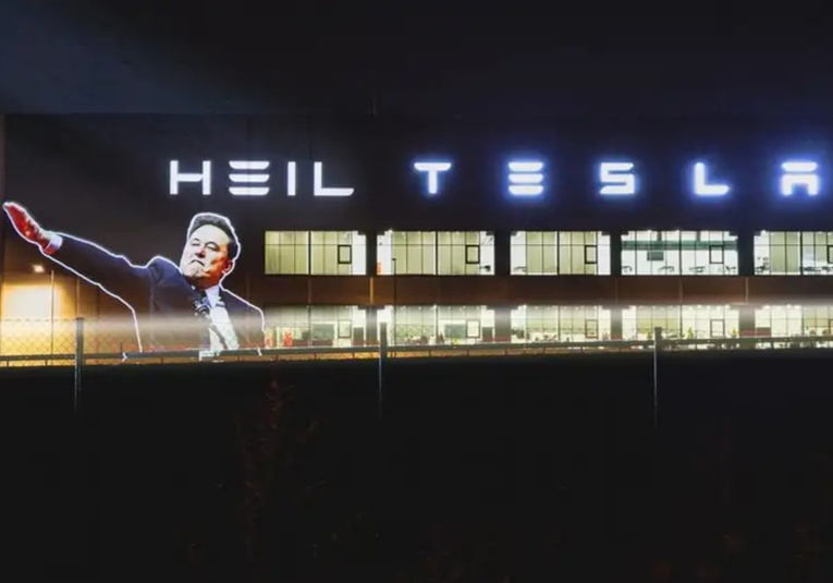 Proyectan a Musk alzando el brazo en planta alemana de Tesla proyectan-a-musk-alzando-el-brazo-en-planta-alemana-de-tesla-124145-124152.jpg