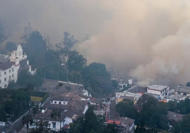 Quito en situación crítica por cinco incendios forestales quito-en-situacion-critica-por-cinco-incendios-forestales-093146-093200.jpg