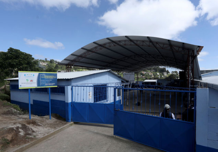 Reconstruyen escuelas dañadas por lluvias