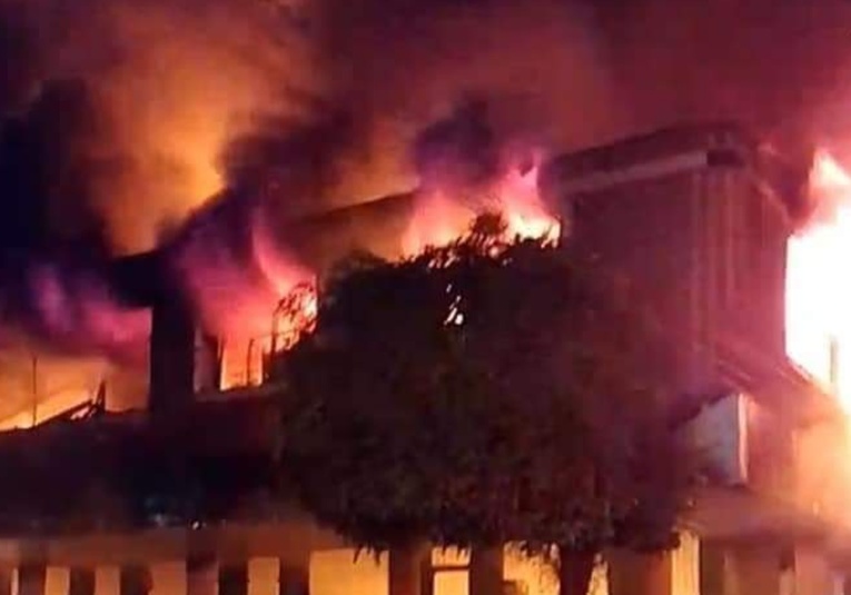 Reportan voraz incendio en una librerí­a de Chiquimula reportan-incendio-en-libreria-de-chiquimula-124428-124501.jpg