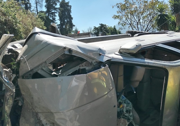 Reportan vehí­culo que cayó sobre una vivienda en Villa Canales  reportan-vehiculo-que-cayo-sobre-una-vivienda-en-villa-canales-153348-153504.jpg