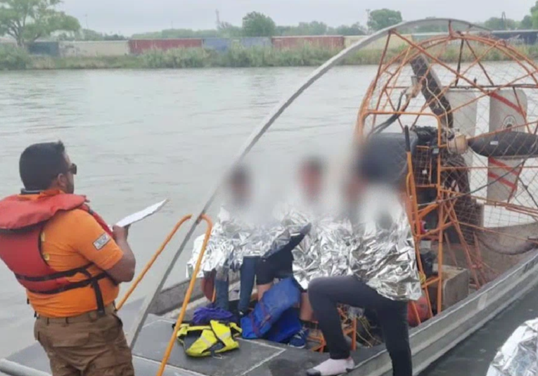 Rescatan a guatemalteca embarazada y tres niños cuando se ahogaban en el Rí­o Bravo rescatan-a-guatemalteca-embarazada-y-tres-ninos-cuando-se-ahogaban-en-el-rio-bravo-181902-182152.png