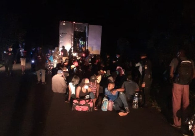 Rescatan a más de cien migrantes de un contenedor abandonado en Guatemala