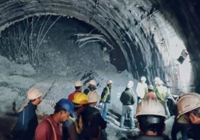 Rescatistas luchan por salvar a 40 obreros atrapados tras colapso de túnel rescatistas-luchan-por-salvar-a-40-obreros-atrapados-tras-colapso-de-tunel-173014-173046.jpg