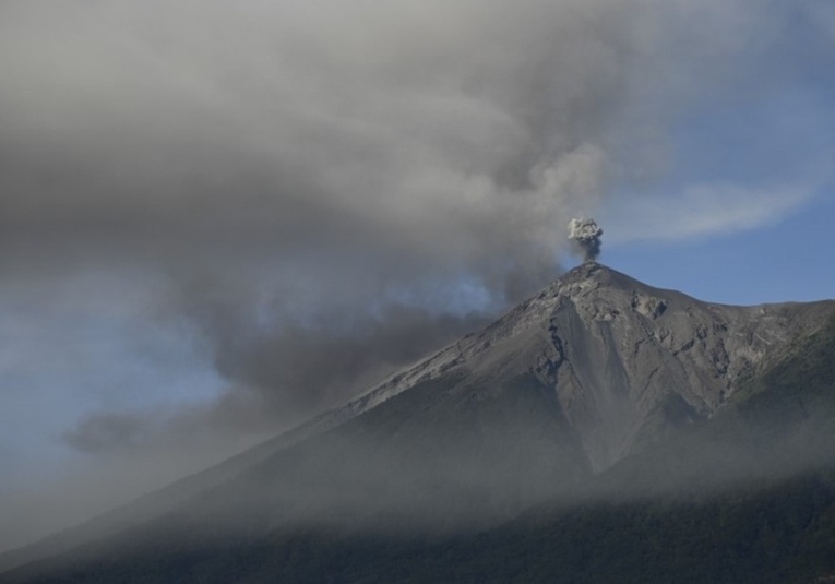 Retumbos y explosiones del volcán de Fuego que provocaron la evacuación de más de mil vecinos se debilitan retumbos-y-explosiones-del-volc-n-de-fuego-que-provocaron-la-evacuacion-de-m-s-de-mil-vecinos-se-debilitan-160328-160550.jpg