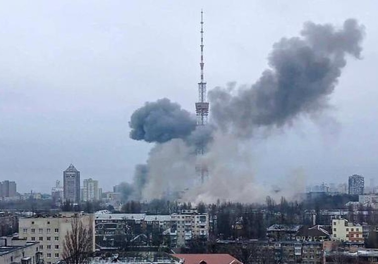Rusia ataca la torre de televisión de Kiev tras advertir a los civiles rusia-ataca-la-torre-de-television-de-kiev-tras-advertir-a-los-civiles-134817-134843.jpg