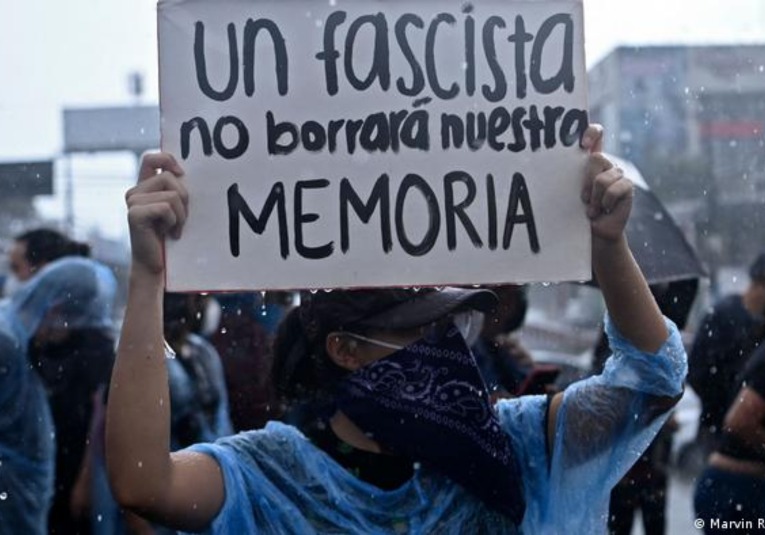 Salvadoreños protestan contra la reelección presidencial salvadorenos-protestan-contra-la-reeleccion-presidencial-084423-084548.jpg