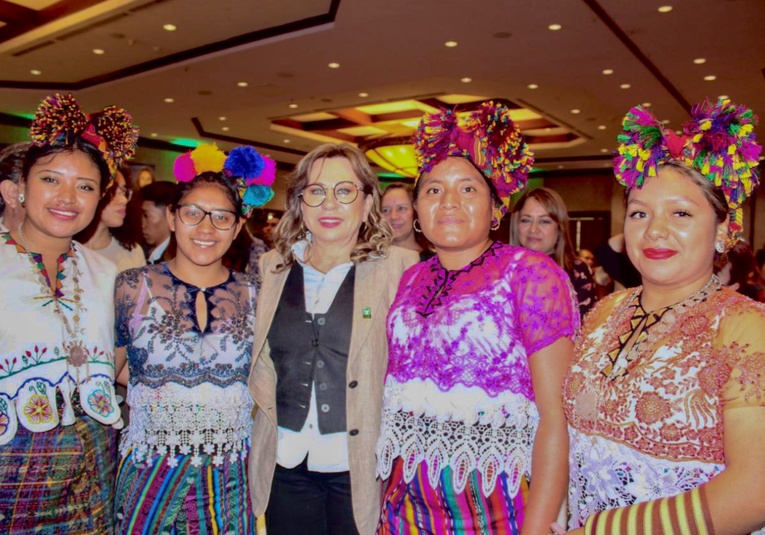 Sandra Torres busca respaldo indígena: Candidata se reúne con líderes de pueblos originarios sandra-torres-busca-respaldo-indigena-candidata-se-reune-con-lideres-de-pueblos-originarios-183138-183241.jpg