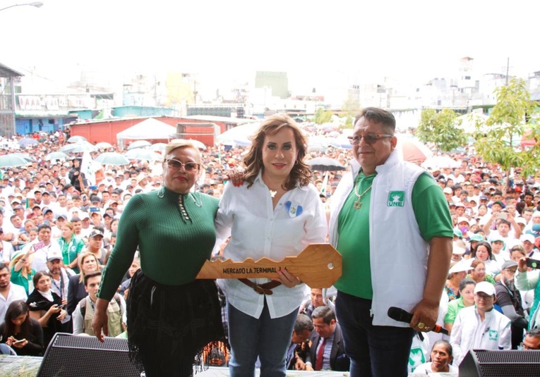 Sandra Torres inició su campaña electoral en el Mercado La Terminal sandra-torres-inicio-su-campana-electoral-en-el-mercado-la-terminal-185754-185800.jpg