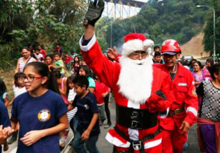 Santa Claus y bomberos municipales se unen para entregar juguetes a niños necesitados en la temporada festiva santa-claus-y-bomberos-municipales-se-unen-para-entregar-juguetes-a-ninos-necesitados-en-la-temporada-festiva-184011-184040.jpg