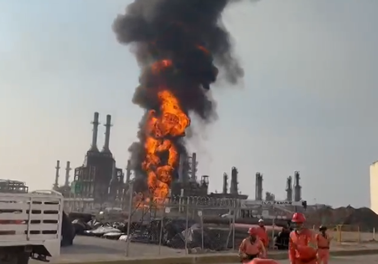 Se registra una fuerte explosión en una refinería al sur de México se-registra-una-fuerte-explosion-en-una-refineria-al-sur-de-mexico-113230-113329.png