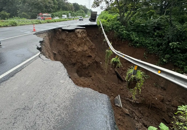 Se reporta progreso en la reparación de la tubería colapsada en el km 44 de la autopista Palín-Escuintla se-reporta-progreso-en-la-reparacion-de-la-tuberia-colapsada-en-el-km-44-de-la-autopista-palin-escuintla-171923-171945.jpg