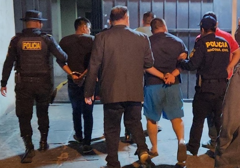 Seis detenidos bajo efectos de licor portando armas de fuego en gasolinera seis-detenidos-bajo-efectos-de-licor-portando-armas-de-fuego-en-gasolinera-124043-124150.jpg