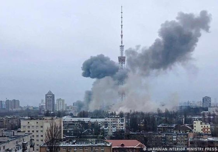 Sexto dí­a de guerra en Ucrania: Rusia ataca la torre de televisión de Kiev sexto-dia-de-guerra-en-ucrania-rusia-ataca-la-torre-de-television-de-kiev-105350-105552.jpg