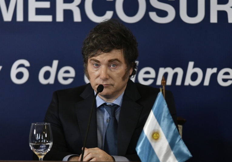 Si es un corrupto, lo tienen que echar: Milei habla del senador detenido en Paraguay si-es-un-corrupto-lo-tienen-que-echar-milei-habla-del-senador-detenido-en-paraguay-092015-092030.jpg