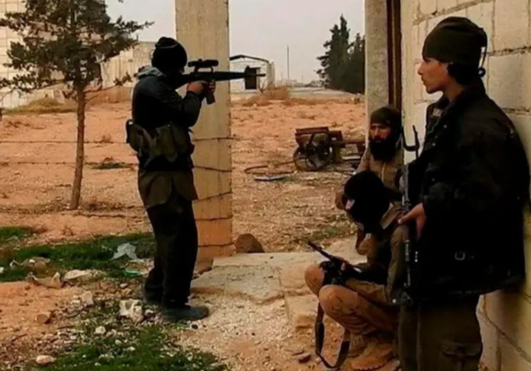 Siria: EI ejecutó 54 soldados que huían de ofensiva rebelde siria-ei-ejecuto-54-soldados-que-huian-de-ofensiva-rebelde-131258-131329.jpg