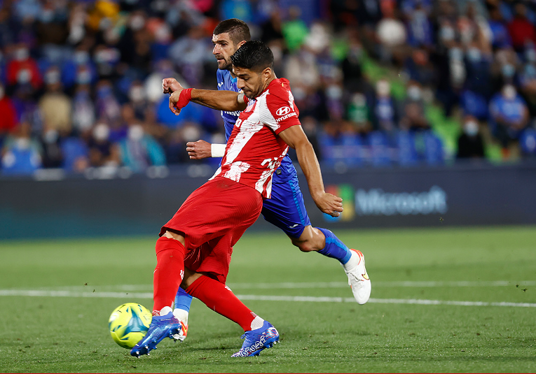 Suárez reflota al Atlético y hunde al Getafe