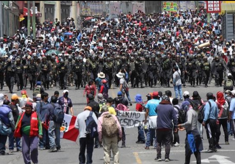 Sube a 26 la cifra de muertos por disturbios en Perú