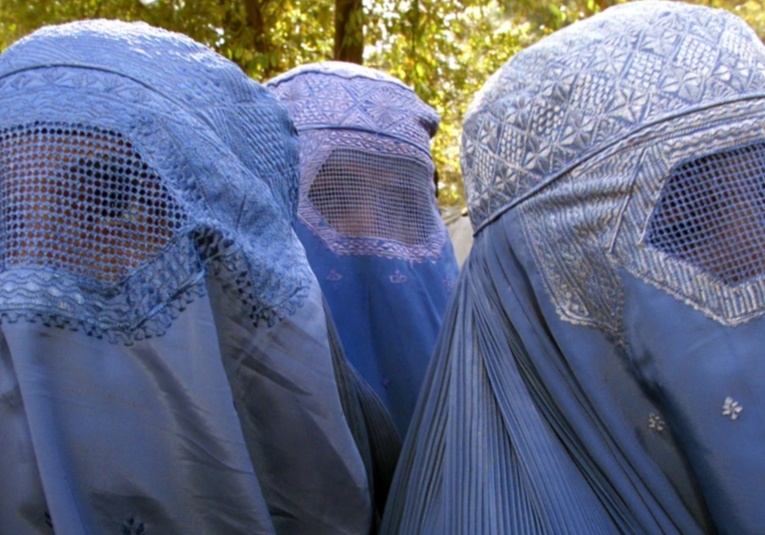 Talibanes decretan de nuevo uso del burka para las mujeres