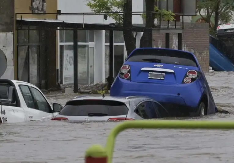 Temporal en Argentina deja 16 muertos y daños millonarios temporal-en-argentina-deja-16-muertos-y-danos-millonarios-094548-094617.jpg
