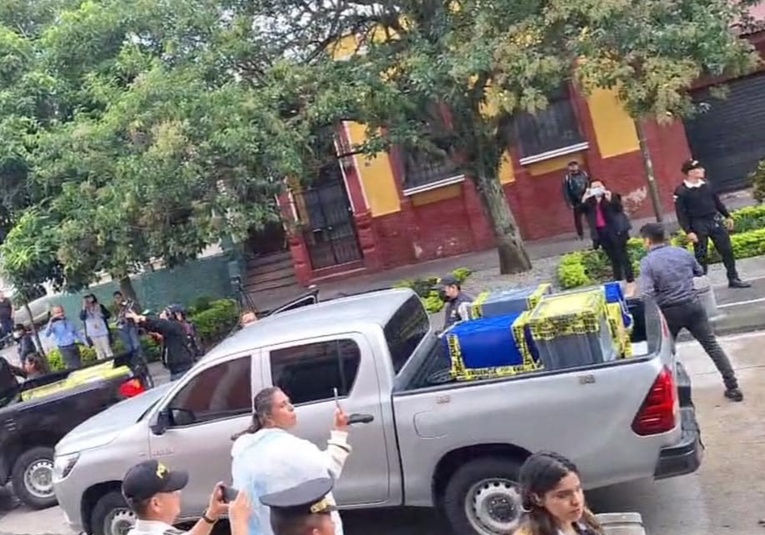 Tensión en el TSE: Magistrados intentan evitar la extracción de actas electorales por parte del MP tension-en-el-tse-magistrados-intentan-evitar-la-extraccion-de-actas-electorales-por-parte-del-mp-094435-094821.jpg