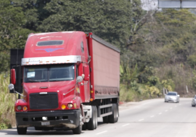Transportistas guatemaltecos denuncian persistencia de extorsiones a lo largo del país