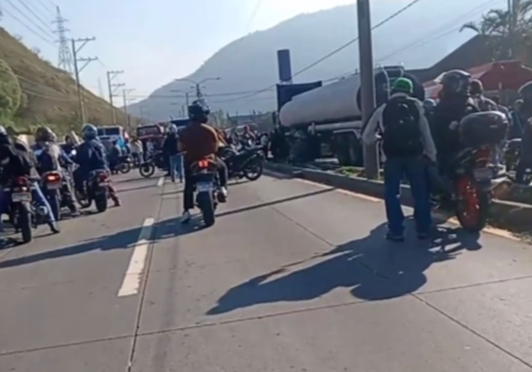 Transportistas Pesados Inician Bloqueos para Exigir Mejoras en la Red Vial transportistas-pesados-inician-bloqueos-para-exigir-mejoras-en-la-red-vial-132345-132513.png