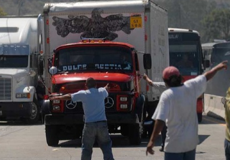 Transportistas pesados se unen a las protestas y negocian paso programado transportistas-pesados-se-unen-a-las-protestas-y-negocian-paso-programado-173213-173556.jpg