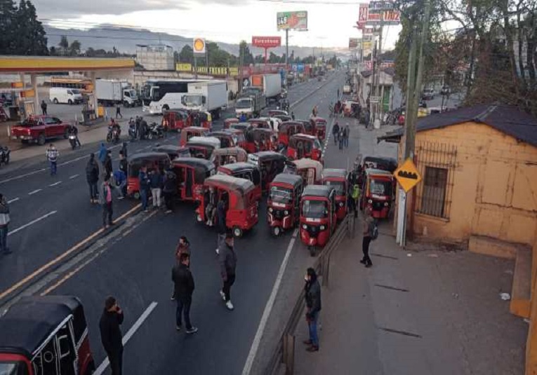 Transportistas bloquean carreteras en diferentes puntos del paí­s