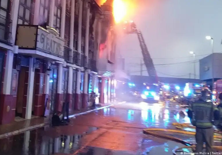 Trece personas mueren en incendio en una discoteca en España trece-personas-mueren-en-incendio-en-una-discoteca-en-espana-092035-092124.jpg