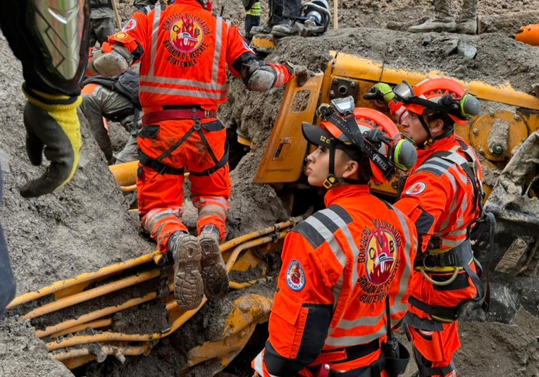 Tres cuerpos recuperados y búsqueda de 4 desaparecidos continúa tras deslizamiento en Quiché tres-cuerpos-recuperados-y-busqueda-de-4-desaparecidos-continua-tras-deslizamiento-en-quiche-152003-152053.jpg