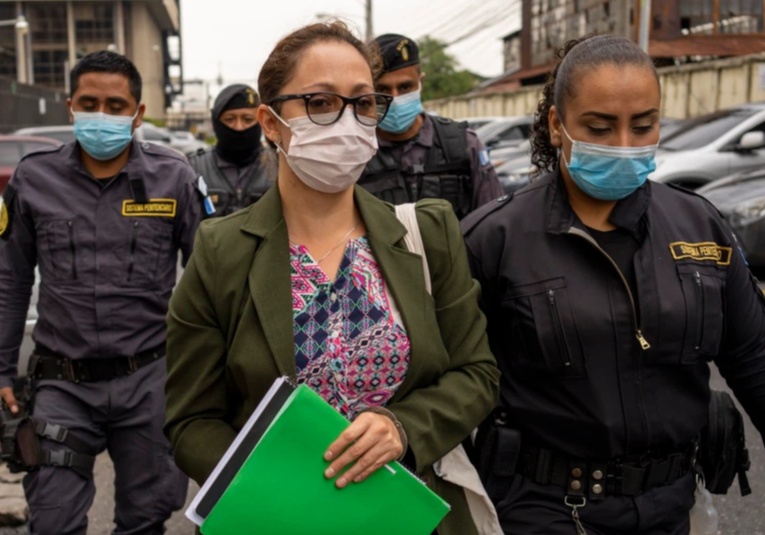 Tribunal condena a  uatro años de prisión para fiscal anticorrupción Virginia Laparra tribunal-condena-a-uatro-anos-de-prision-para-fiscal-anticorrupcion-virginia-laparra-183355-183359.jpg