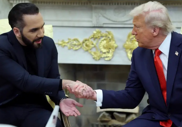 Trump recibe a Bukele para afianzar su pacto migratorio