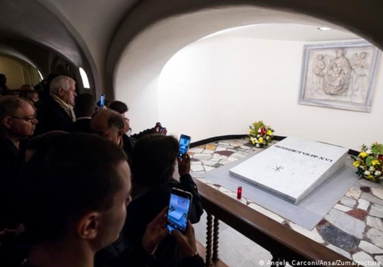 Tumba de Benedicto XVI abre a visitantes en la cripta vaticana tumba-de-benedicto-xvi-abre-a-visitantes-en-la-cripta-vaticana-091459-091552.jpg
