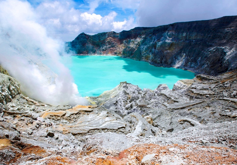 Turista muere tras caer en el cráter de un volcán en Indonesia mientras se tomaba fotos