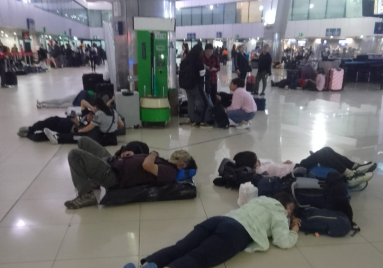 Turistas atrapados en el Aeropuerto Internacional La Aurora debido a manifestaciones y bloqueos turistas-atrapados-en-el-aeropuerto-internacional-la-aurora-debido-a-manifestaciones-y-bloqueos-095334-095351.png