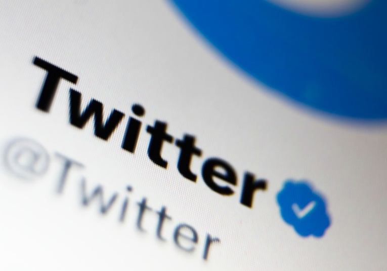 Twitter comienza a cobrar 8 dólares por la verificación