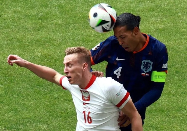   Un gol salvador de Weghorst otorga a Países Bajos los tres primeros puntos ante Polonia