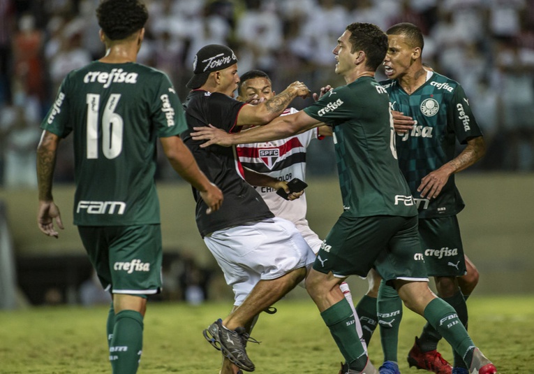 Un hincha invade la cancha para agredir a un futbolista del equipo rival en Brasil y encuentran un cuchillo en el césped un-hincha-invade-la-cancha-para-agredir-a-un-futbolista-del-equipo-rival-en-brasil-y-encuentran-un-cuchillo-en-el-cesped-080827-081032.jpg
