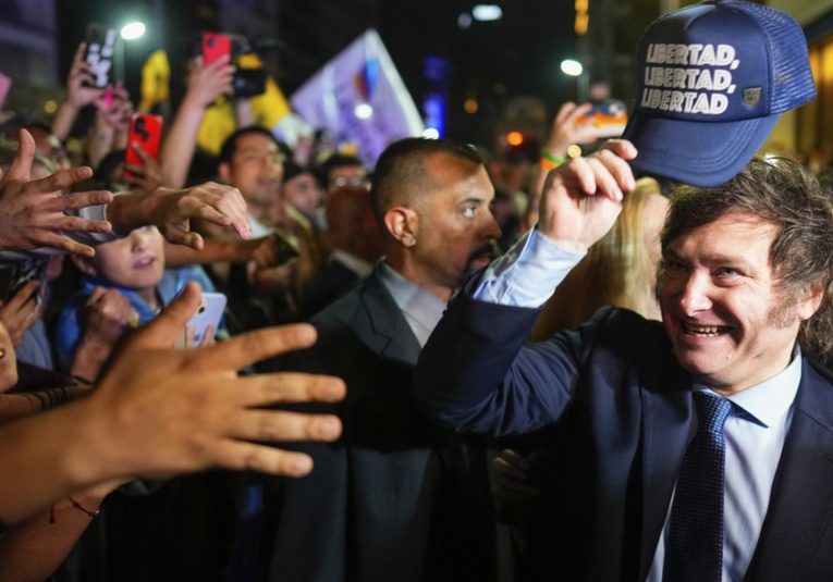 Un informe indica que las propuestas de Milei son un copiar-pegar de Menem, Macri y la dictadura un-informe-indica-que-las-propuestas-de-milei-son-un-copiar-pegar-de-menem-macri-y-la-dictadura-092508-092553.jpg